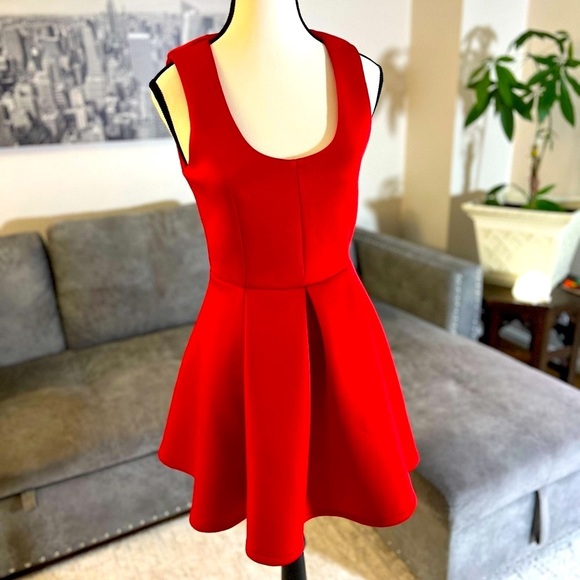Lovers + Friends Dresses & Skirts - 🔥Lovers + Friends Red  Fit  Mini Dress🔥